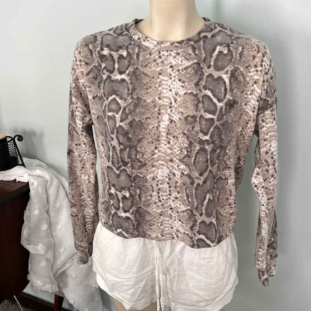 Gaze mock neck snake print shirt/pull on sweater